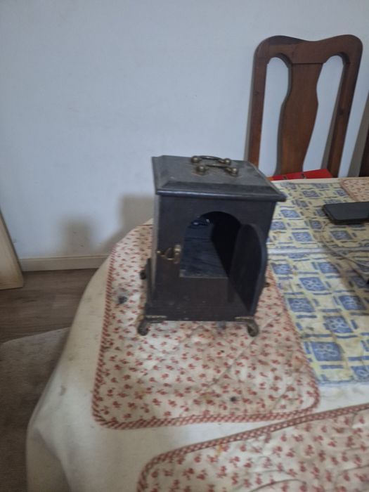 Dois relogios um é um radio tambem em bom estado