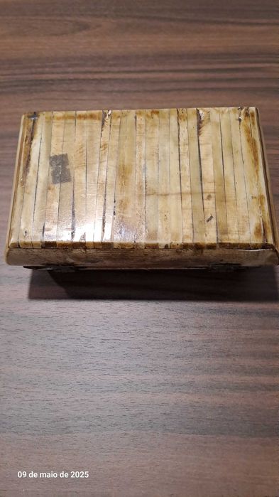 Caixa de jóias antiga, artesanal, em osso e latão.