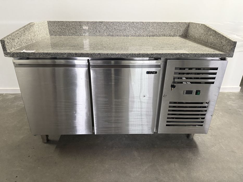 Bancada de pizzas com tampo em pedra