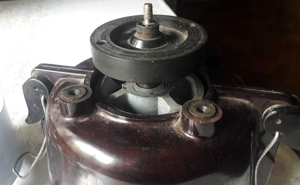 Соковыжималка антикварная, СССР, требует ремонта.