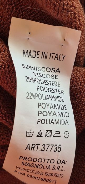 Brązowy sweter z golfem profilowany rękaw