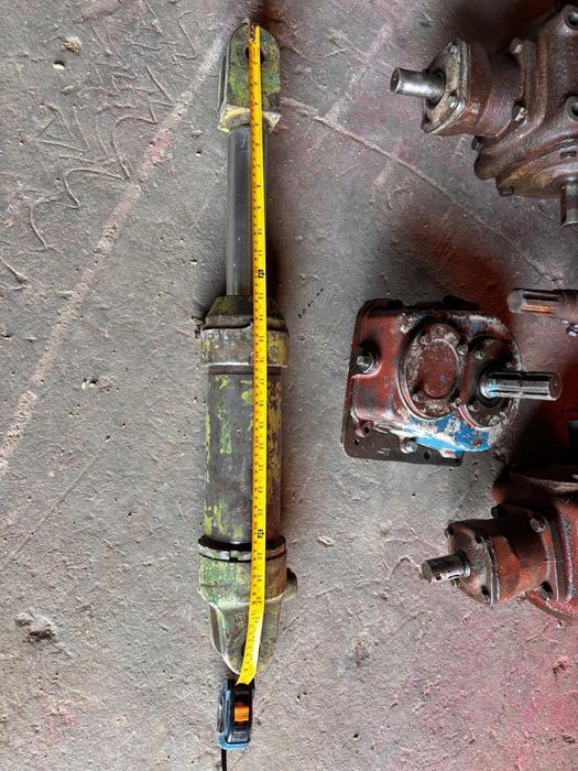 Przekładnia kątowa . Siłownik