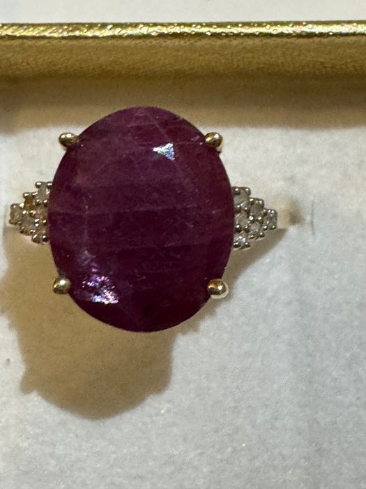 Złoty pierścionek z rubinem 4,20ct., i brylantami