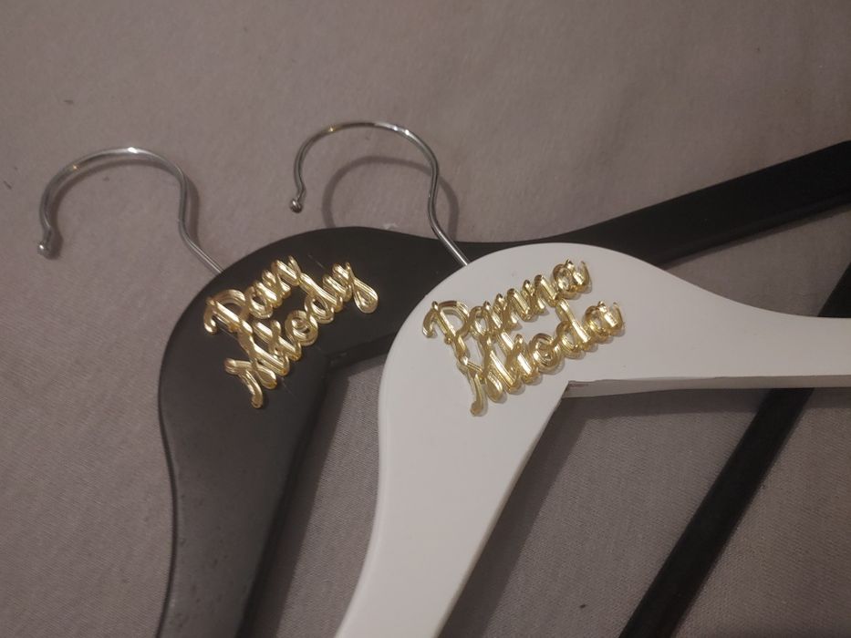 Drewniane wieszaki ślubne złote