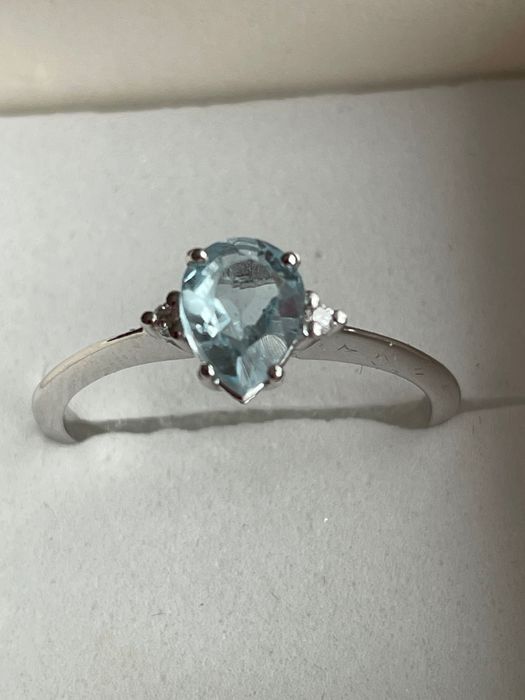 Złoty pierścionek z topazem i brylantami