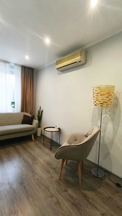 Офіс (3 кабінети). Перший поверх. Світло. Метро Звіринецька 2 хвилини.