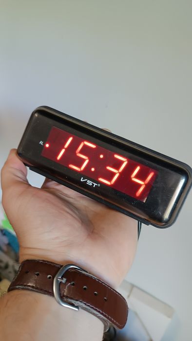 Годинник електронний від мережі 220 В.