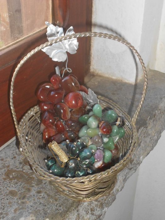 Cachos de uvas decorativos artesanais em pedra natural com cesto metal
