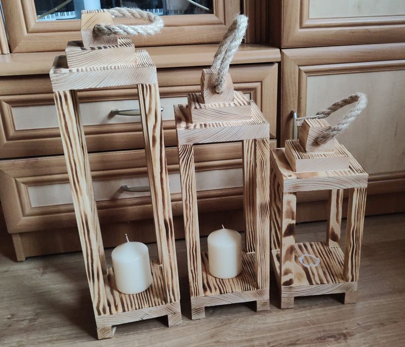 Trzy drewniane lampiony