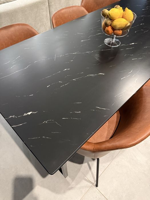 Stół czarny wygląd marmuru