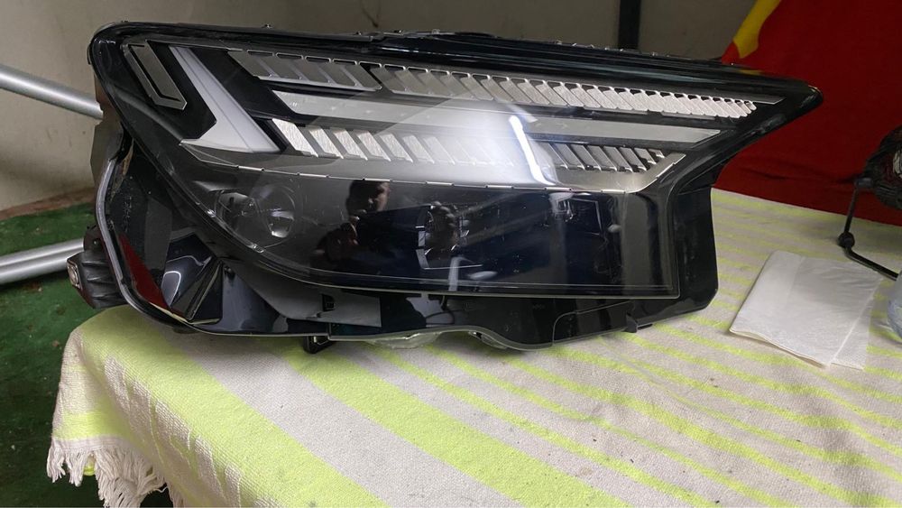 Otica direita audi Q4 Etron 2025