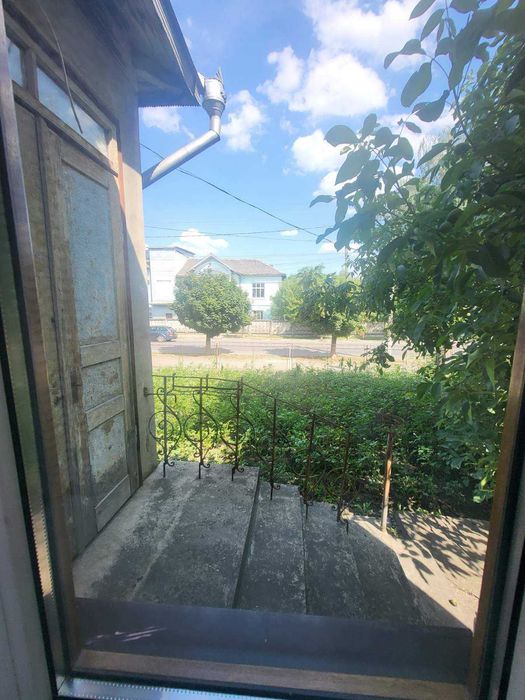 Продаж цегляного будинку з гарною земельною ділянкою, центр міста.