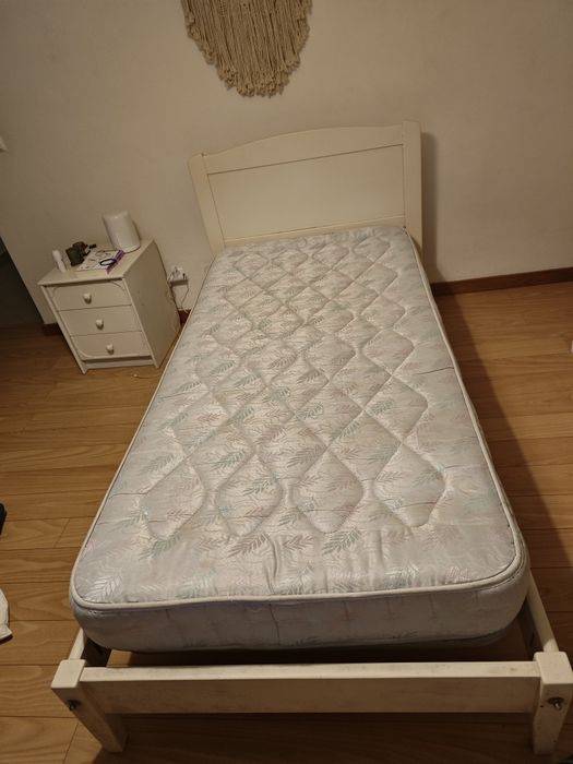 Cama e colchão branco