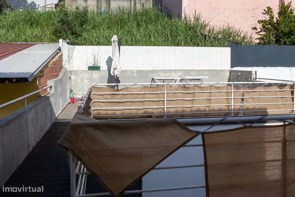 T2 com varanda e cozinha equipada em Odivelas