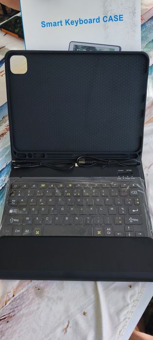 Etui z klawiaturą Bluetooth do iPad Pro 11" (2024)