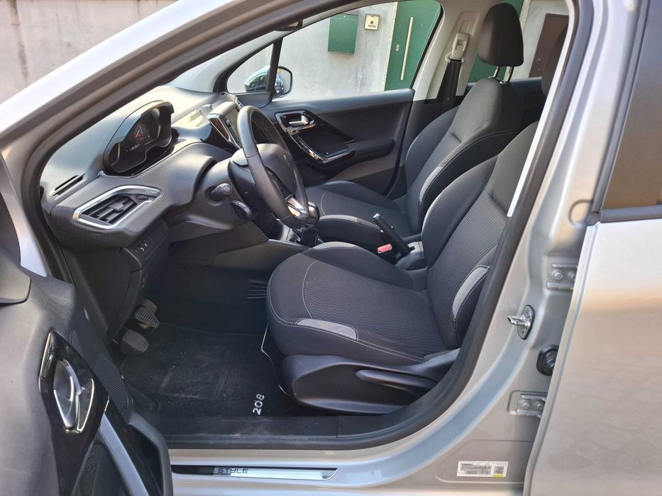 Peugeot 208 1.6 BlueHDi Style Apenas 111 Mil Kms Nacional de 2016/11