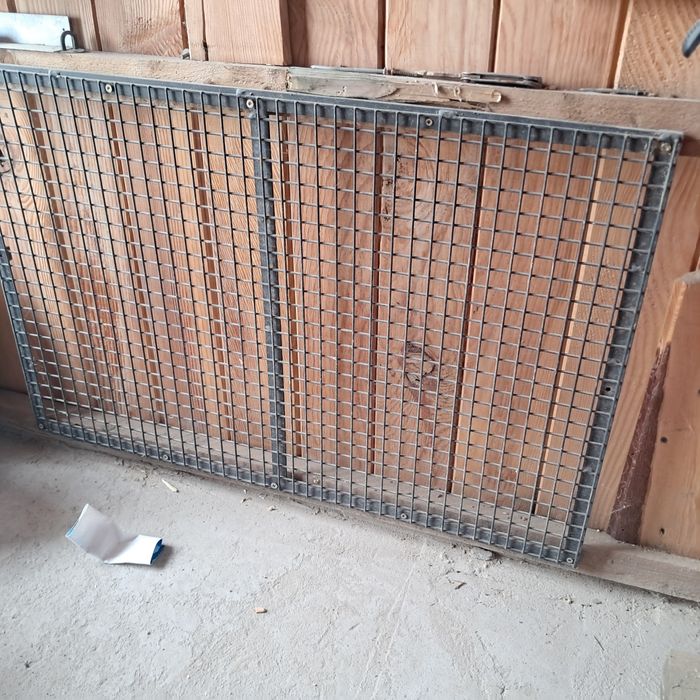 Metalowa krata na okno