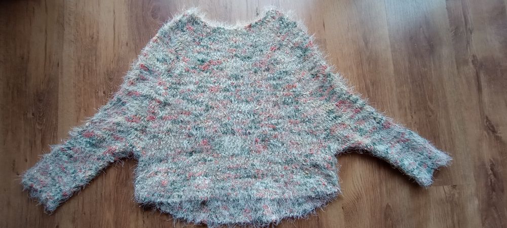 "włochaty" sweter ze srebrną nitką