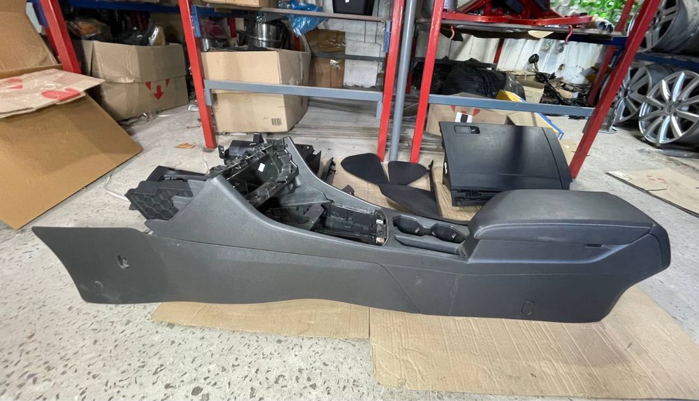 Центральна консоль, бардачок, пластик салону VW Jetta 7 Джетта 7