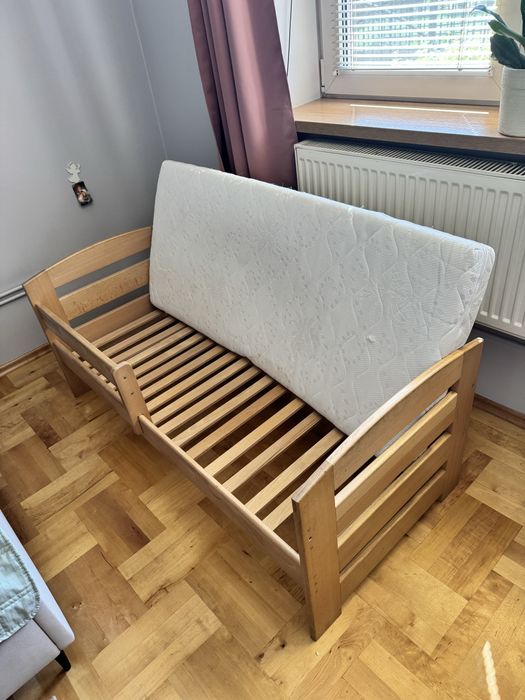 Łózko dziecięce  drewniane z materacem.