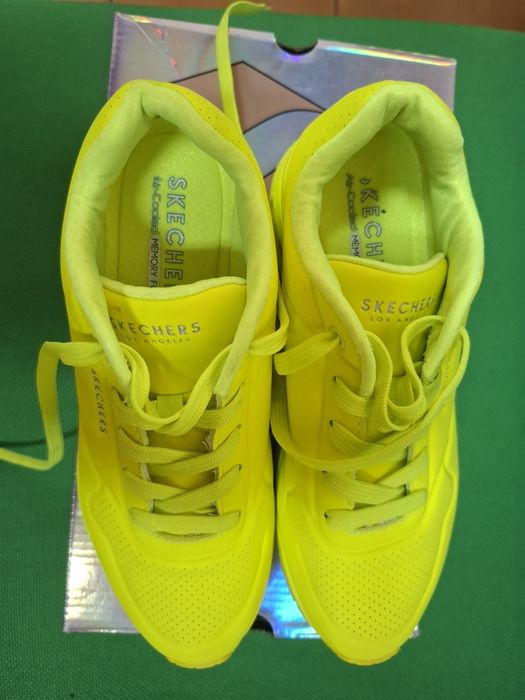 Skechers amarelo neon