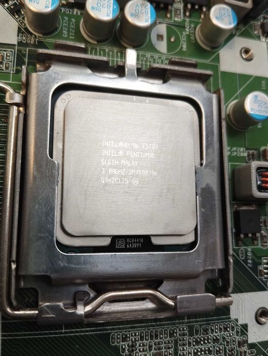 Дві несправні Материнські плати ipiel-la3 , процессори E5700