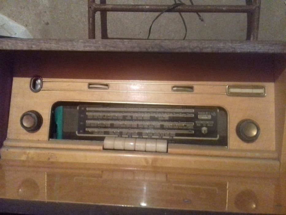 Radio e gira discos antigo