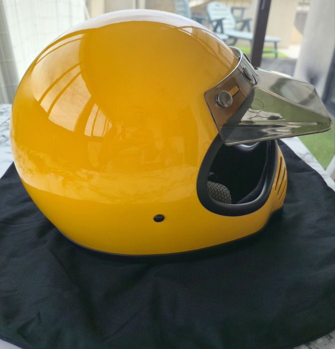Capacete com saco de arrumação