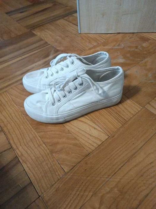 Klasyczne białe trampki