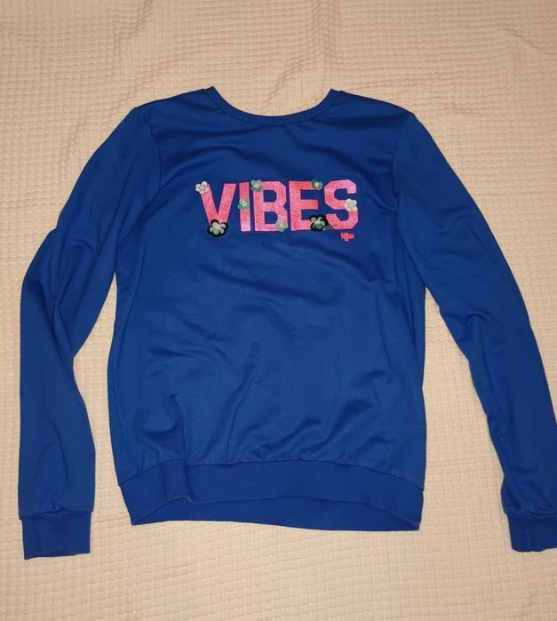 Camisola azul com palavra estampada