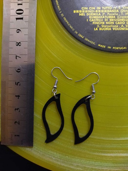 Brincos feitos de discos de vinil