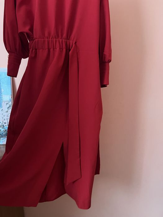 Червона жіноча сукня