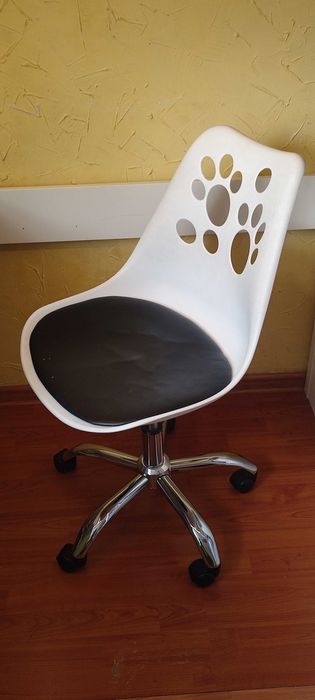 Крісло офісне, комп'ютерне Bonro B-881 біле з чорним сидінням