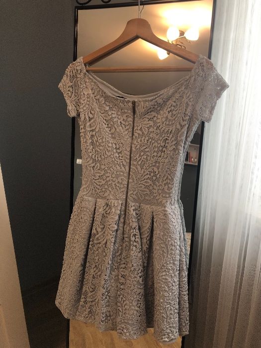 Błękitna koronkowa sukienka koktajlowa