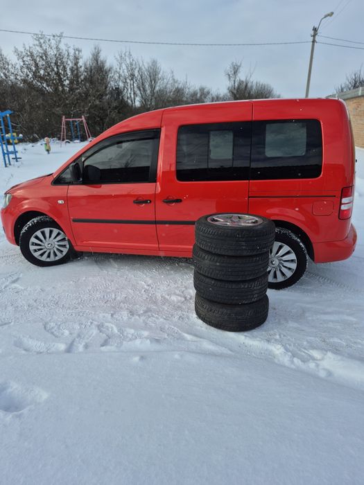 Volkswagen Caddy (2013рік-1,6 дизель+комплект гуми-літо на дисках)