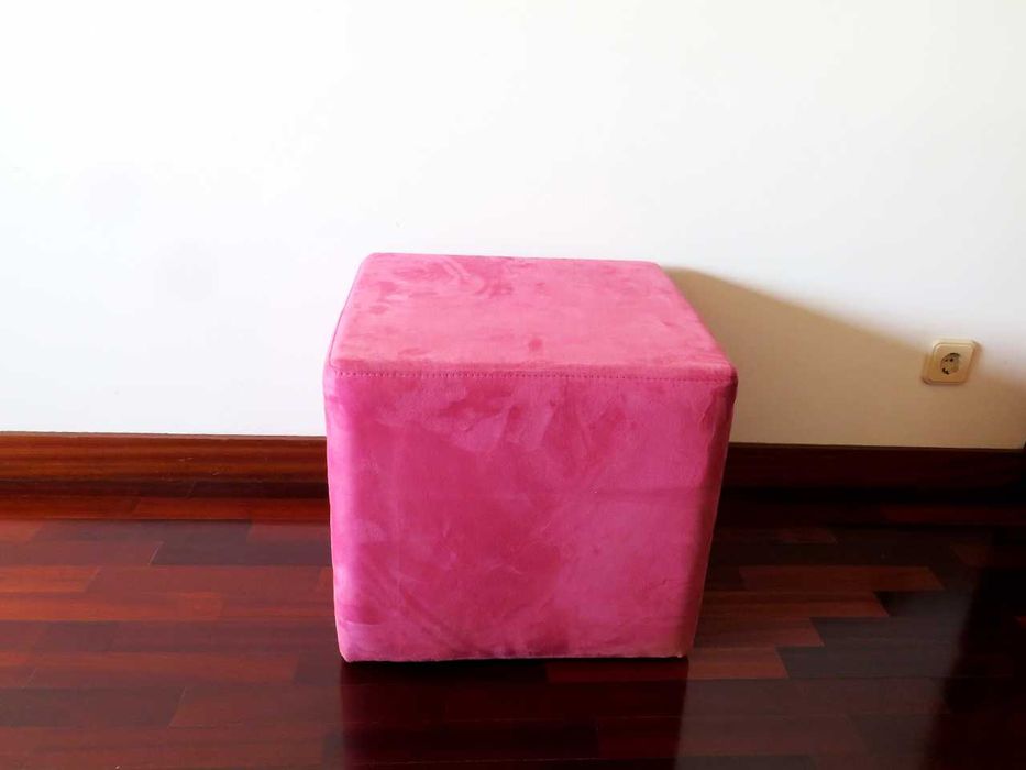 Banco Estofo Rosa – Confortável e Decorativo