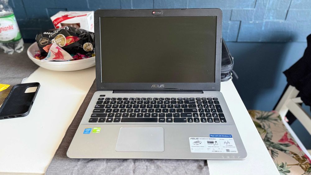 Laptop ASUS R556L – solidny sprzęt do codziennych zadań
