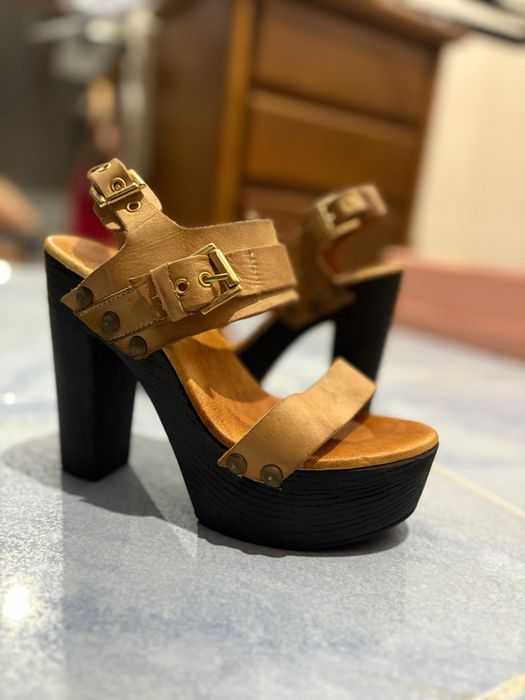 Sandálias em pele cor camel