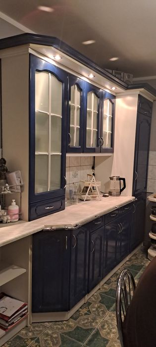 Meble  kuchenne plus stół z krzesłami