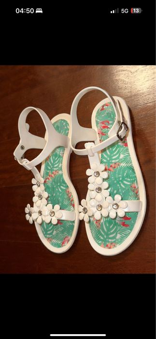 Sandálias brancas criancas