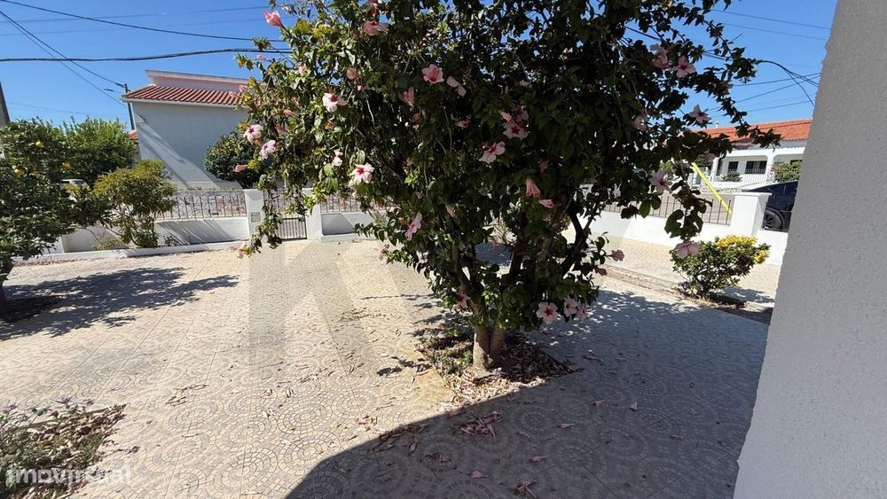 Moradia T5 Renovada com Terraço, Garagem e Espaço Exterior | Belverde,