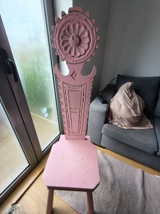 Penteadeira antiga com 2 cadeiras.