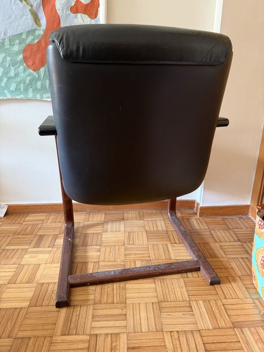 Cadeirão vintage estilo cantilever em madeira e pele