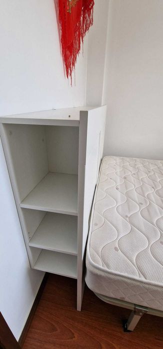Cabeceira de cama em madeira com arrumação