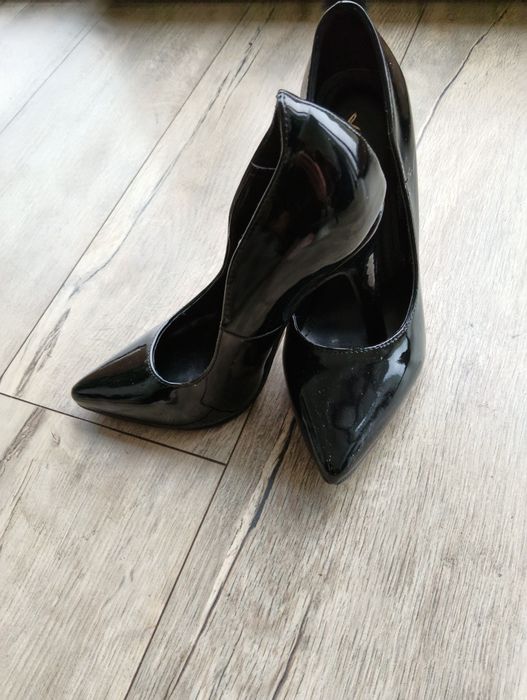 Lakierowane buty na obcasie