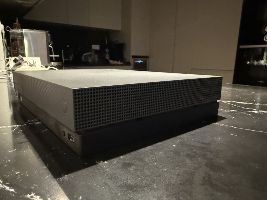 Xbox Project Scorpio 1TB + 1 comando + 2 jogos + kinect64171293397251122