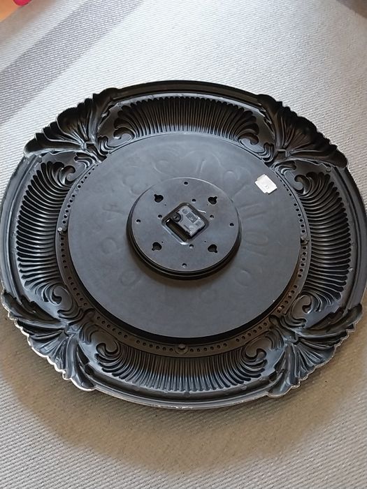 Relógio vintage de parede branco, rosa e dourado