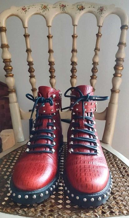 Botas vermelhas em pele