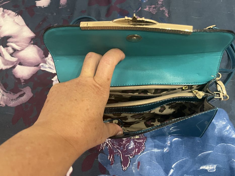 Vendo malas, a preta  marca italiana Adolf Domingues é de pele genuina e mala azul com lindos detalhes