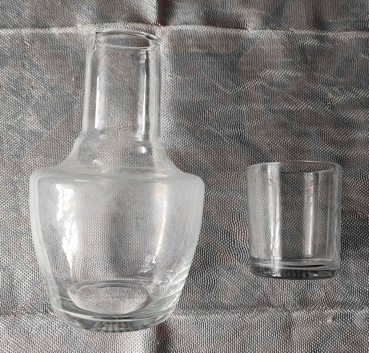 Garrafa de quarto com copo